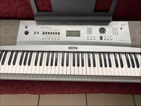 Piano digital Yamaha DGX-230 con pedestal