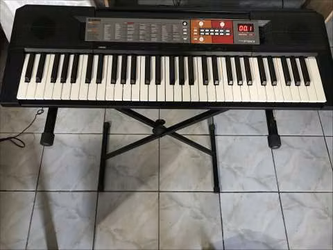 Piano Yamaha de 6 octavas