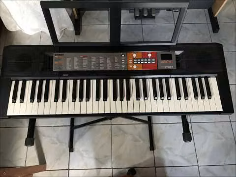 Piano Yamaha de 6 octavas