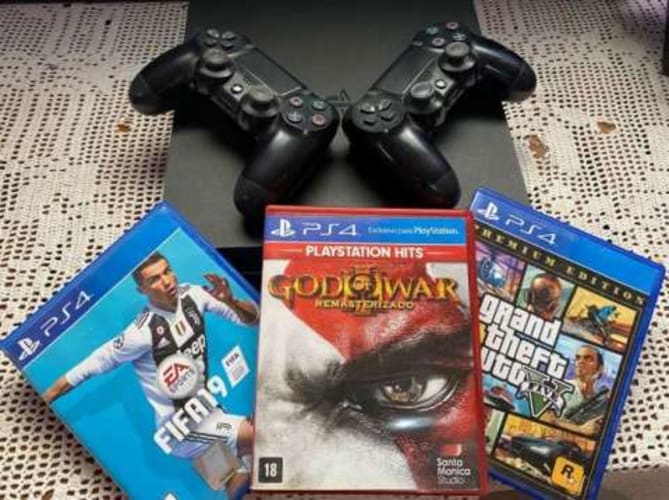 PlayStation 4 1TB two controls and three games