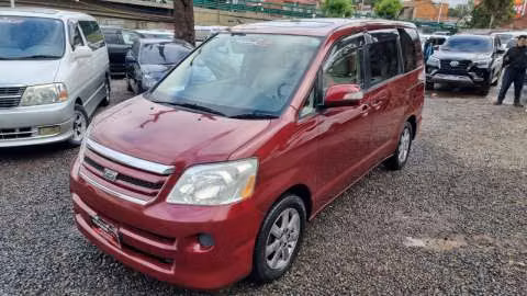 Toyota Noah 2005 - Imagen 2