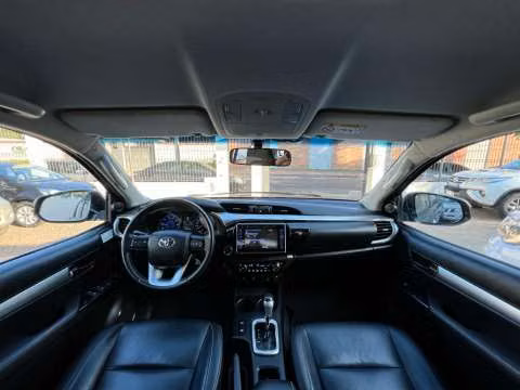Toyota Hilux SRV 2018 motor 2.8 diésel automático 4x4 - Imagen 3