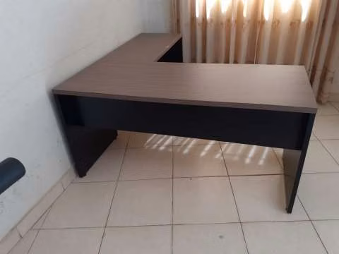 Mesa angular con 2 cajones - Imagen 2