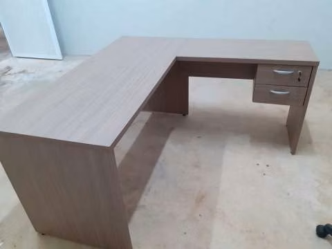 Mesa angular con 2 cajones