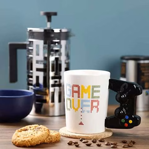 Taza con diseño de controlador de juego
