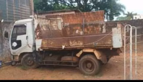 Camión tumba Hino 1995