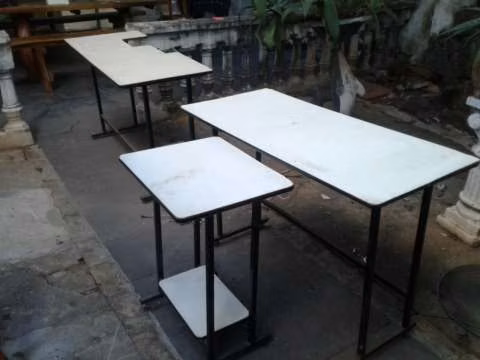 Mesa para computadora con su mesita