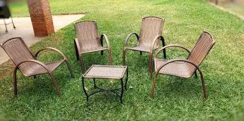 Sillas de rattan en juego