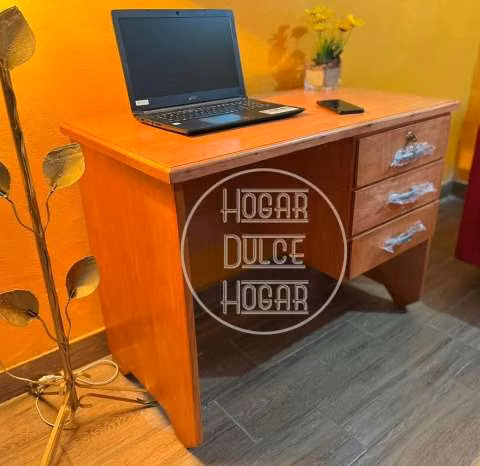 Escritorio enchapado de 3 cajones