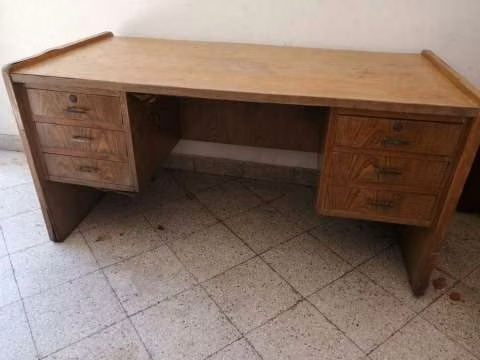 Escritorio de madera con 6 cajones
