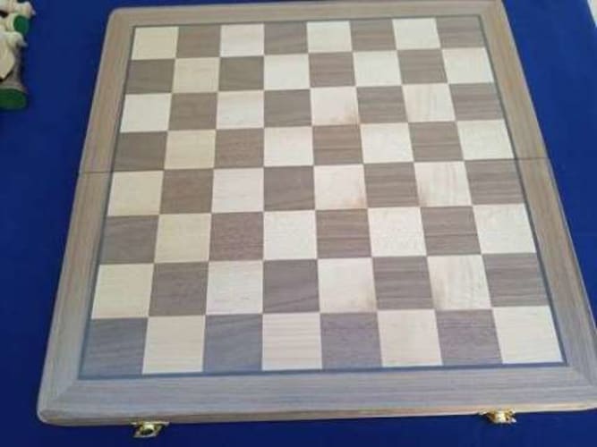 Juego de ajedrez de madera de estilo clásico minimalista