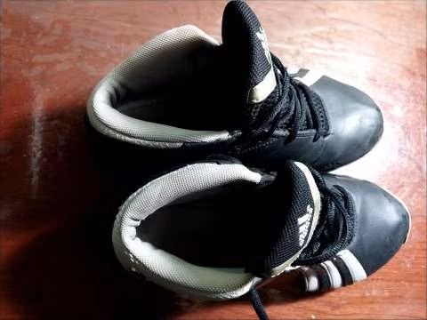 Sneaker de básquet Adidas tamaño 7 1/2 US - Imagen 3