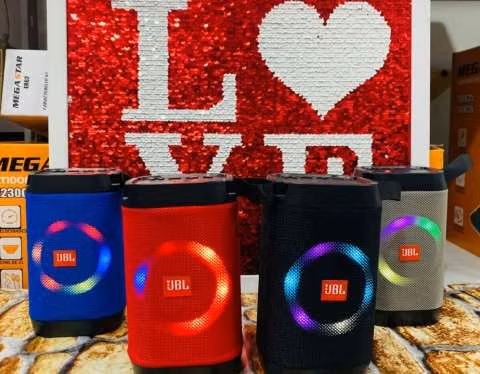 Parlante JBL portátil.