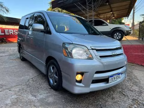 Toyota Noah 2006
