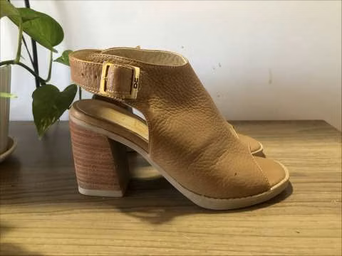 Sandalia semi cerrada de cuero marrón calce 35