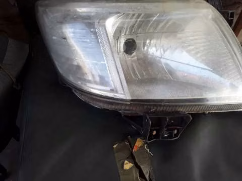 Faro Toyota Hilux en buen estado  - Imagen 2