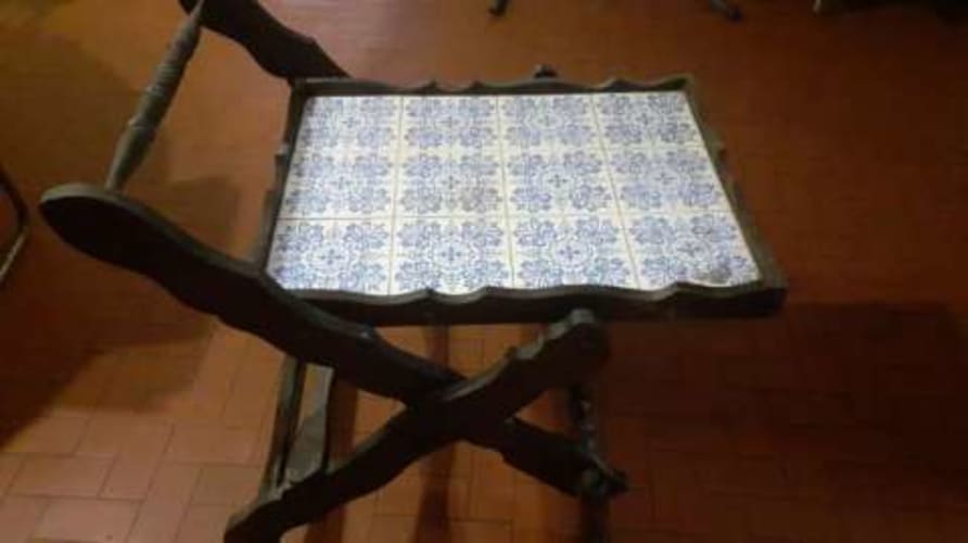 Mesa auxilar de madera con azulejos