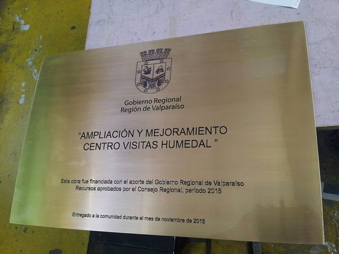 Pulido Profesional de Placas Conmemorativas de Bronce: ¡Dales Brillo Eterno!