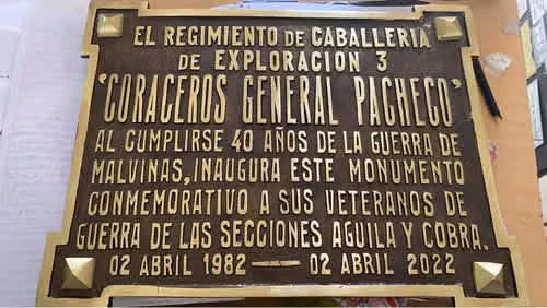Pulido Profesional de Placas Conmemorativas de Bronce: ¡Dales Brillo Eterno!