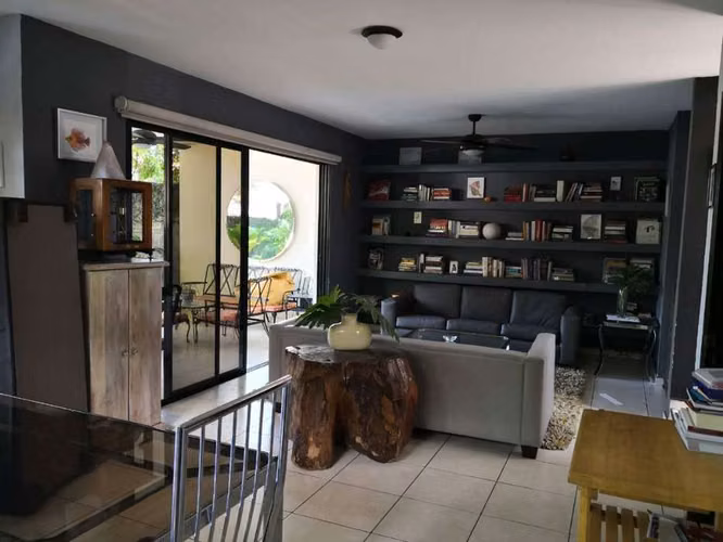 SE ALQUILA CASA MIRAMAR, PRIVADA, 2 plantas, de las mas grandes del residencial, tiene 600 v2 de terreno, cochera 4 - Imagen 2