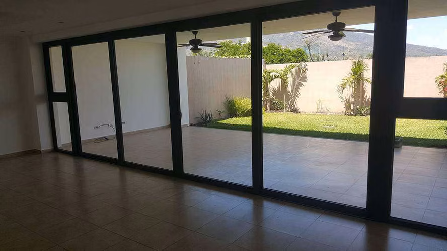 SE ALQUILA CASA RESIDENCIAL LA MASCOTA, PRIVADO, 2 plantas, cochera 2 vehiculos, sala, comedor, terraza, estudio + baño