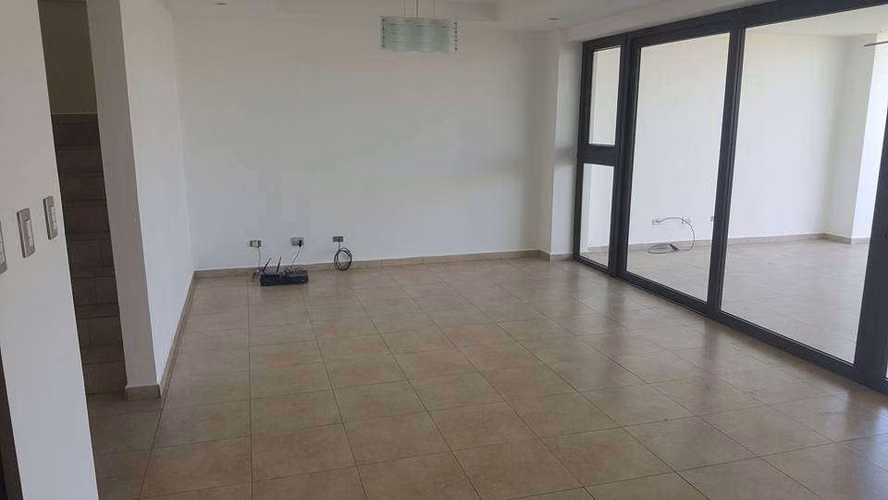 SE ALQUILA CASA RESIDENCIAL LA MASCOTA, PRIVADO, 2 plantas, cochera 2 vehiculos, sala, comedor, terraza, estudio + baño