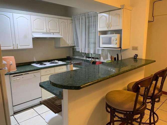 SE ALQUILA APARTAMENTO SAN BENITO FLATS, AMUEBLADO, Consta de sala comedor, 2 habitaciones, cocina con pantry