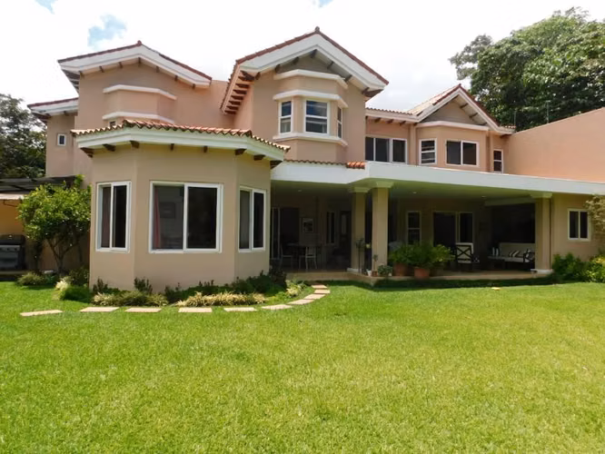 HERMOSA Y AMPLIA CASA EN VENTA EN LA MONTAÑA II - Imagen 3