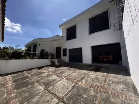Vendo Casa en Res. Lomas de Altamira, 5 habitaciones + Estudio
