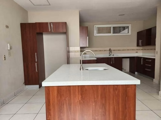VENTA DE PRECIOSA CASA EN SIERRA SANTA ELENA/ ANTIGUO CUSCATLÁN - Imagen 4
