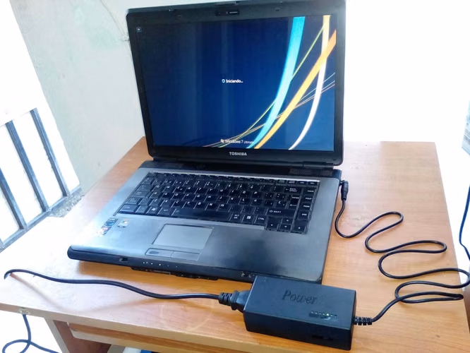 Fuente de Energia para laptops, minilaptops, Desktop todo en uno, routers etc