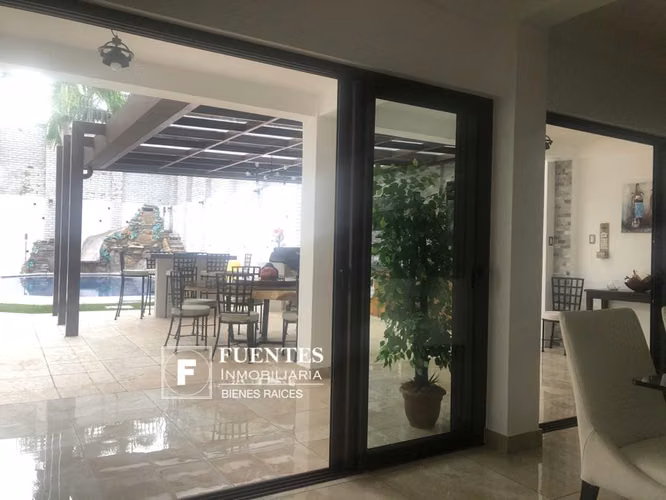 CASA VENTA COL MAQUILISHUAT SAN SALVADOR