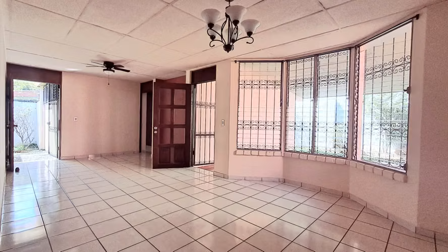 Venta de bonita Casa  de un nivel en Col. Utila, Santa Tecla en privado