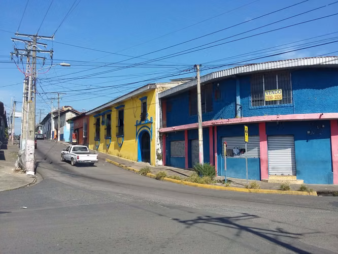 VENTA- CASA GRANDE ESTILO SEVILLA  CENTRO DE SONSONATE
