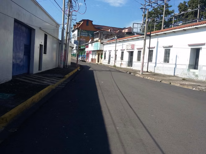 VENTA- CASA GRANDE ESTILO SEVILLA  CENTRO DE SONSONATE