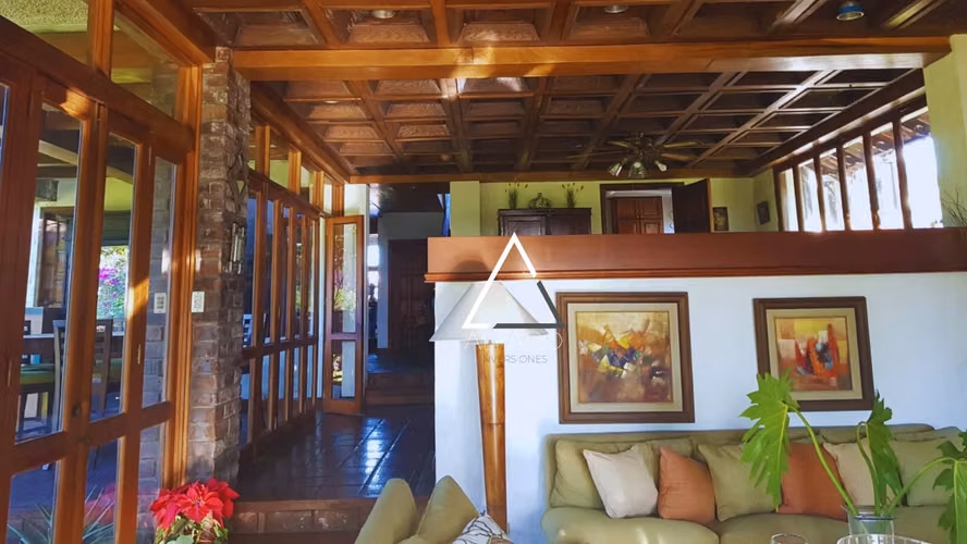 Amplia residencia de esquina con potencial comercial en Lomas de San Francisco