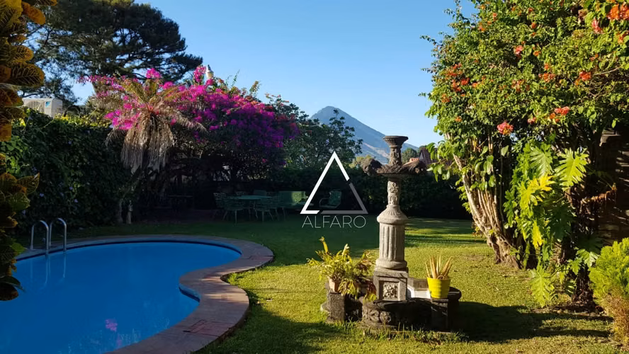 Amplia residencia de esquina con potencial comercial en Lomas de San Francisco