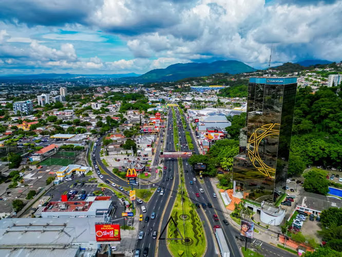 Amplia residencia de esquina con potencial comercial en Lomas de San Francisco
