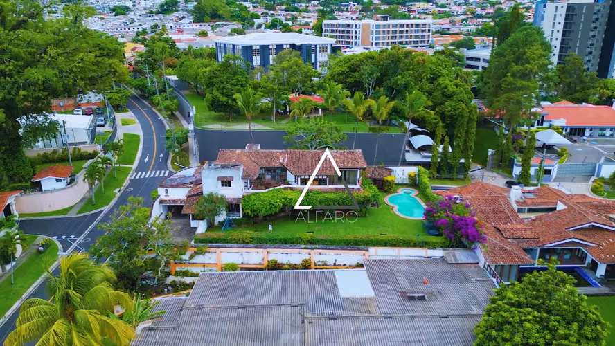 Amplia residencia de esquina con potencial comercial en Lomas de San Francisco