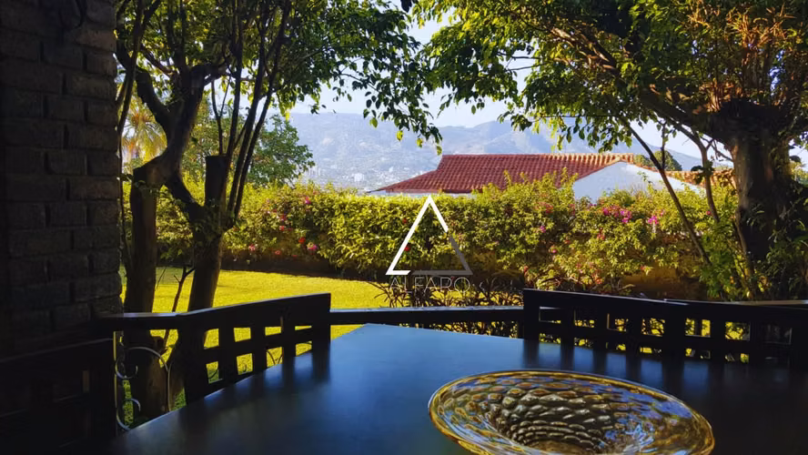 Amplia residencia de esquina con potencial comercial en Lomas de San Francisco