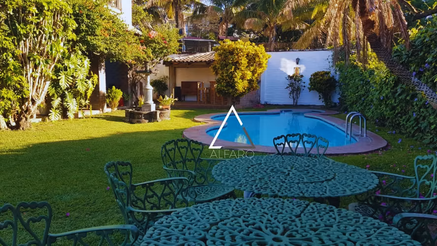 Amplia residencia de esquina con potencial comercial en Lomas de San Francisco
