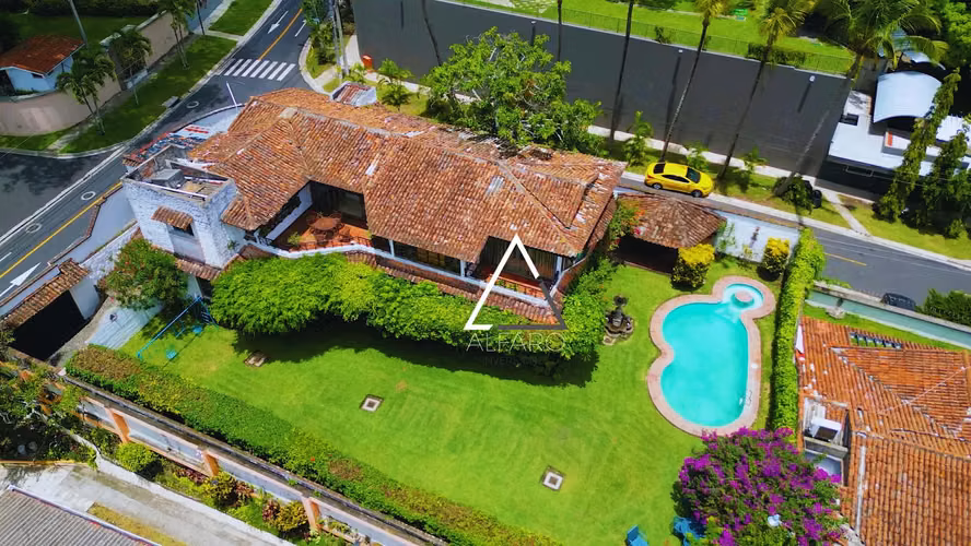 Amplia residencia de esquina con potencial comercial en Lomas de San Francisco