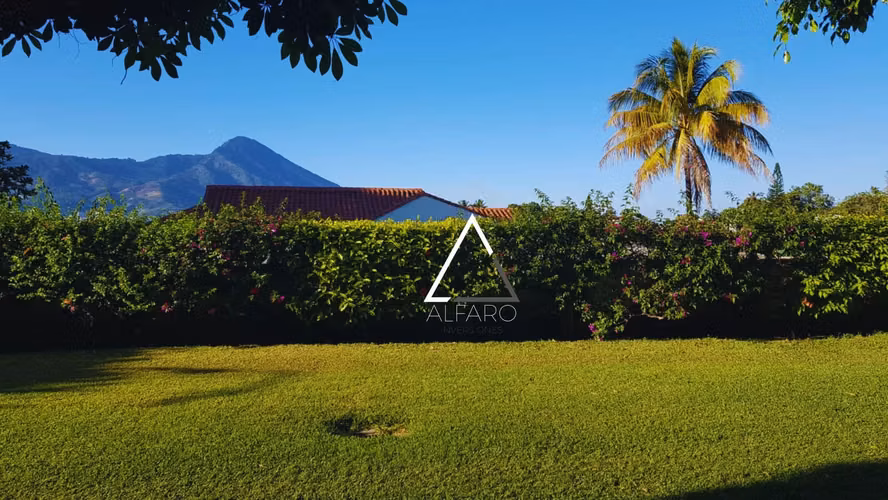 Amplia residencia de esquina con potencial comercial en Lomas de San Francisco