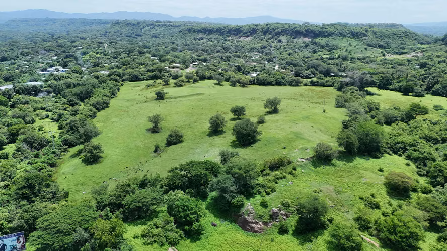 Terreno en Venta AUTOPISTA COMALAPA 7 min. Aeropuerto frente DEMASAL - Imagen 6