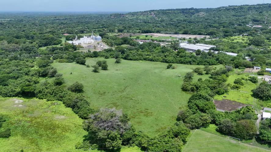 Terreno en Venta AUTOPISTA COMALAPA 7 min. Aeropuerto frente DEMASAL - Imagen 5