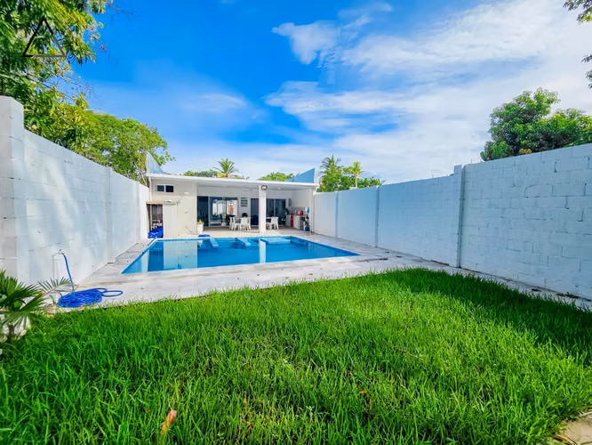 Amplia residencia de lujo en playa con piscina y cancha deportiva - Imagen 7