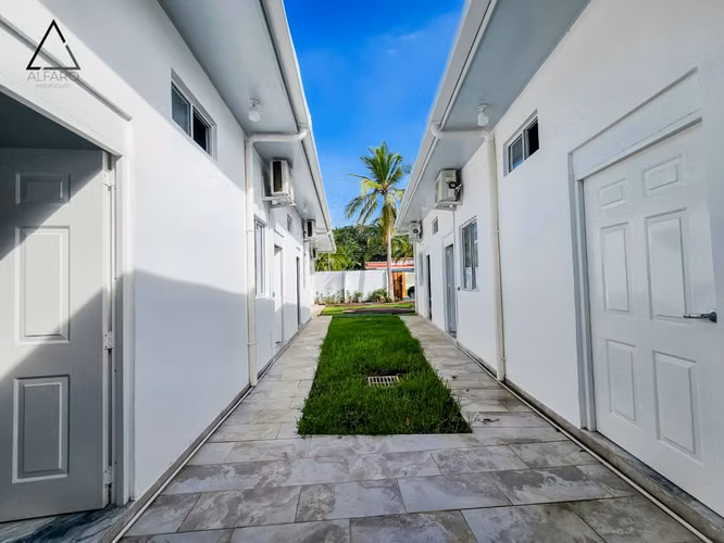 Amplia residencia de lujo en playa con piscina y cancha deportiva - Imagen 4
