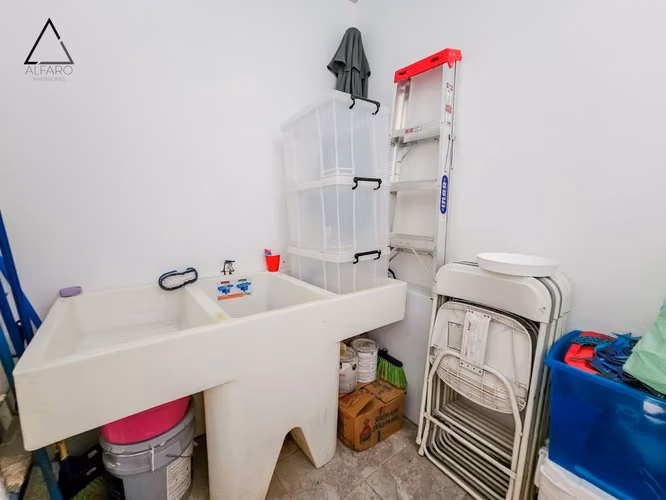 Amplia residencia de lujo en playa con piscina y cancha deportiva - Imagen 13
