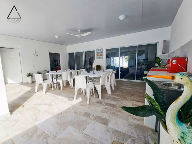 Amplia residencia de lujo en playa con piscina y cancha deportiva - Imagen 14