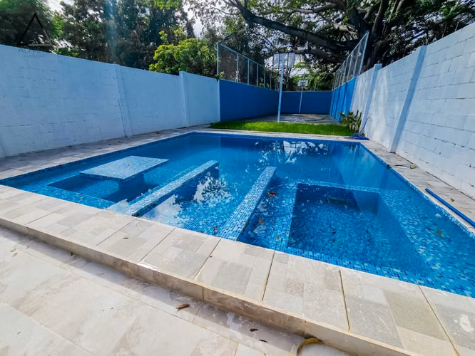 Amplia residencia de lujo en playa con piscina y cancha deportiva - Imagen 6
